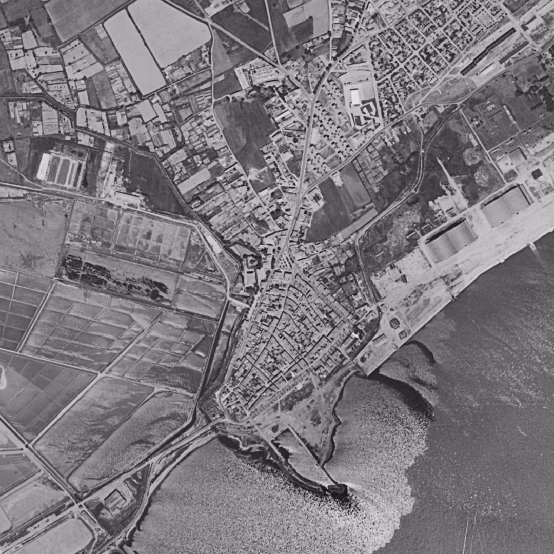 Berre-l'Étang en 1960, le centre vu du ciel, au même cadrage