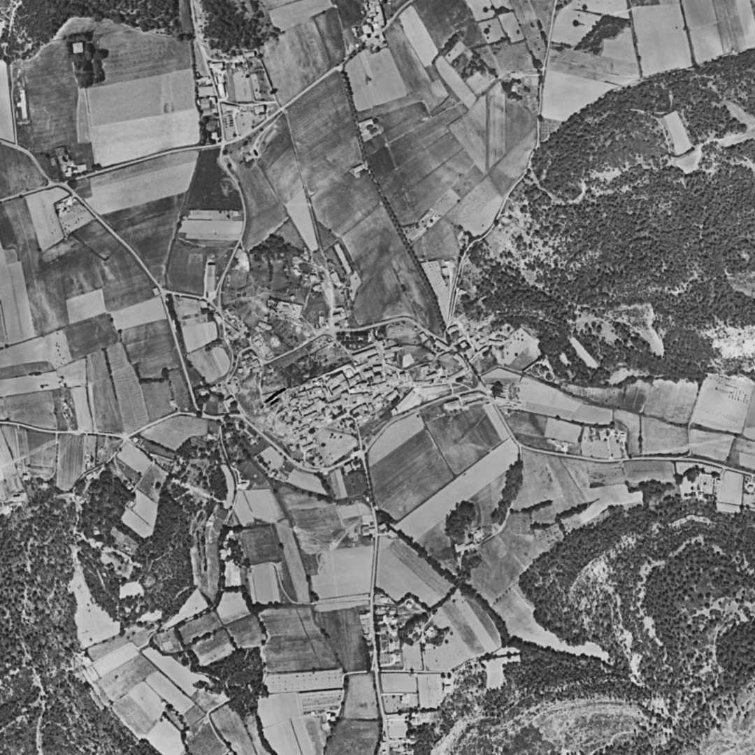 Cabriès en 1960, le centre vu du ciel, au même cadrage