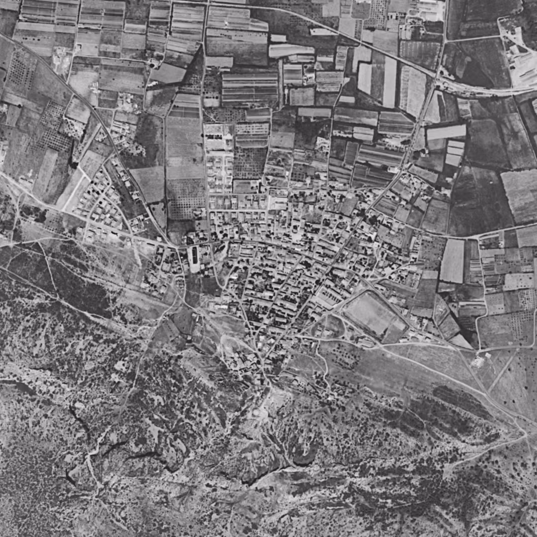 Châteauneuf-les-Martigues en 1960, le centre vu du ciel, au même cadrage