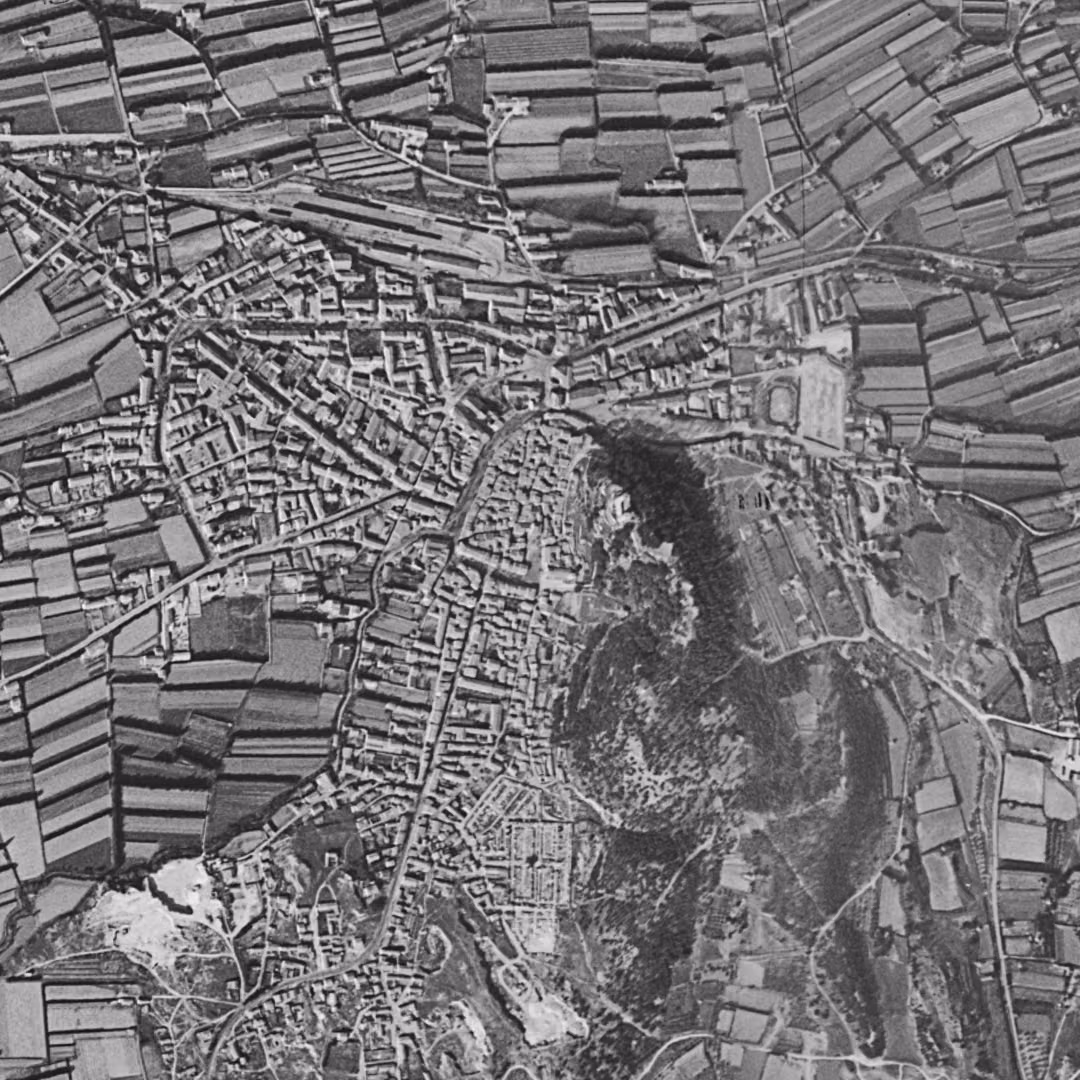 Châteaurenard en 1955, le centre vu du ciel, au même cadrage