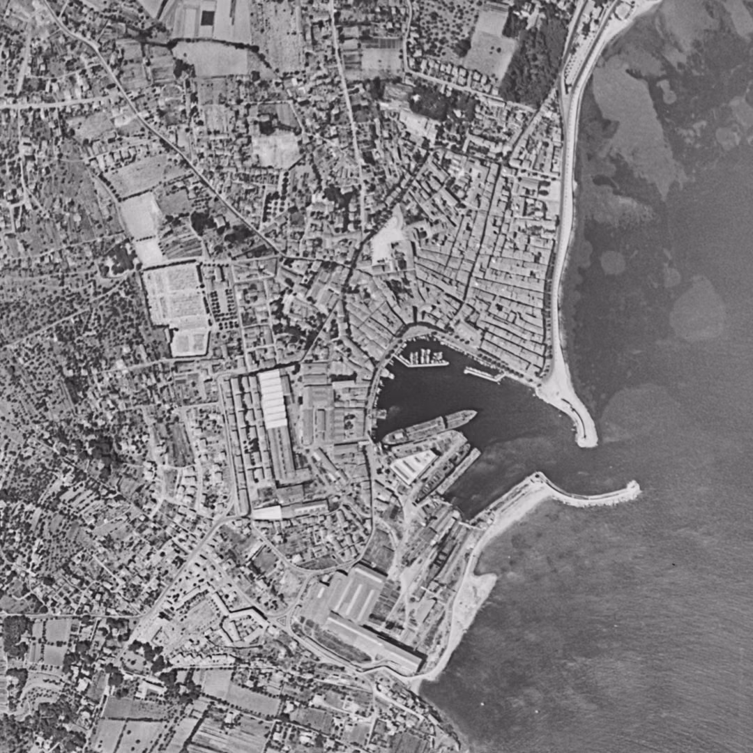 La Ciotat en 1955, le centre vu du ciel, au même cadrage