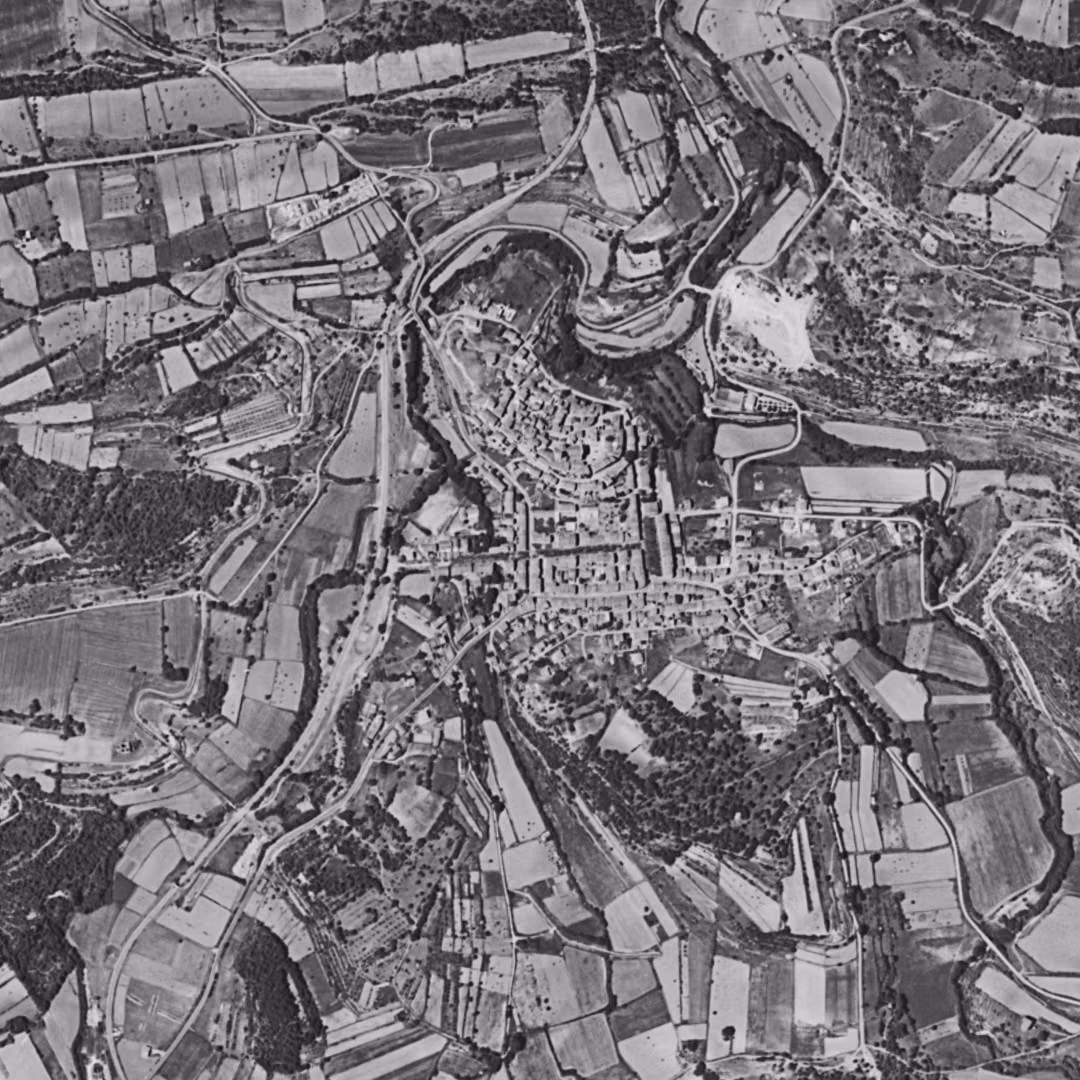 Fuveau en 1960, le centre vu du ciel, au même cadrage