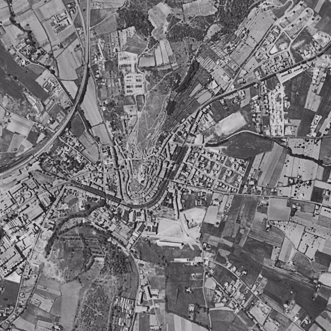 Gardanne en 1960, le centre vu du ciel, au même cadrage