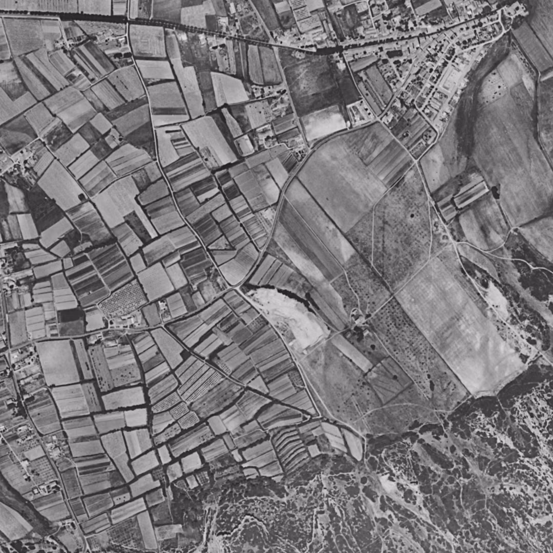 Gignac-la-Nerthe en 1960, le centre vu du ciel, au même cadrage