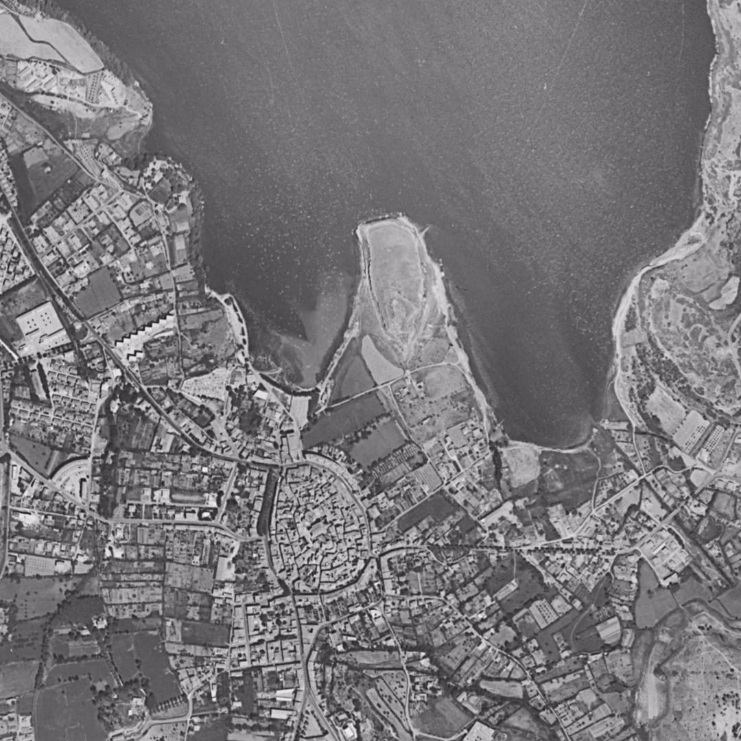 Istres en 1960, le centre vu du ciel, au même cadrage