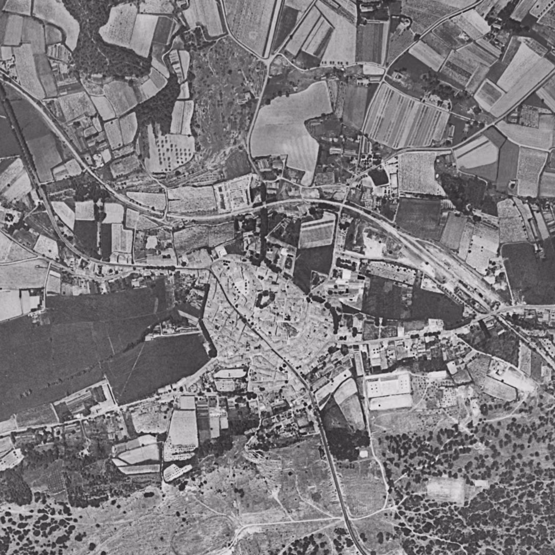 Lambesc en 1958, le centre vu du ciel, au même cadrage