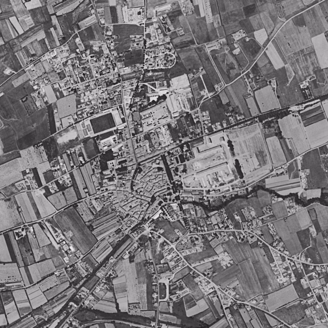 Marignane en 1960, le centre vu du ciel, au même cadrage