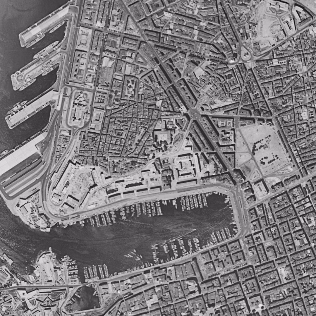 Marseille en 1955, le centre vu du ciel, au même cadrage
