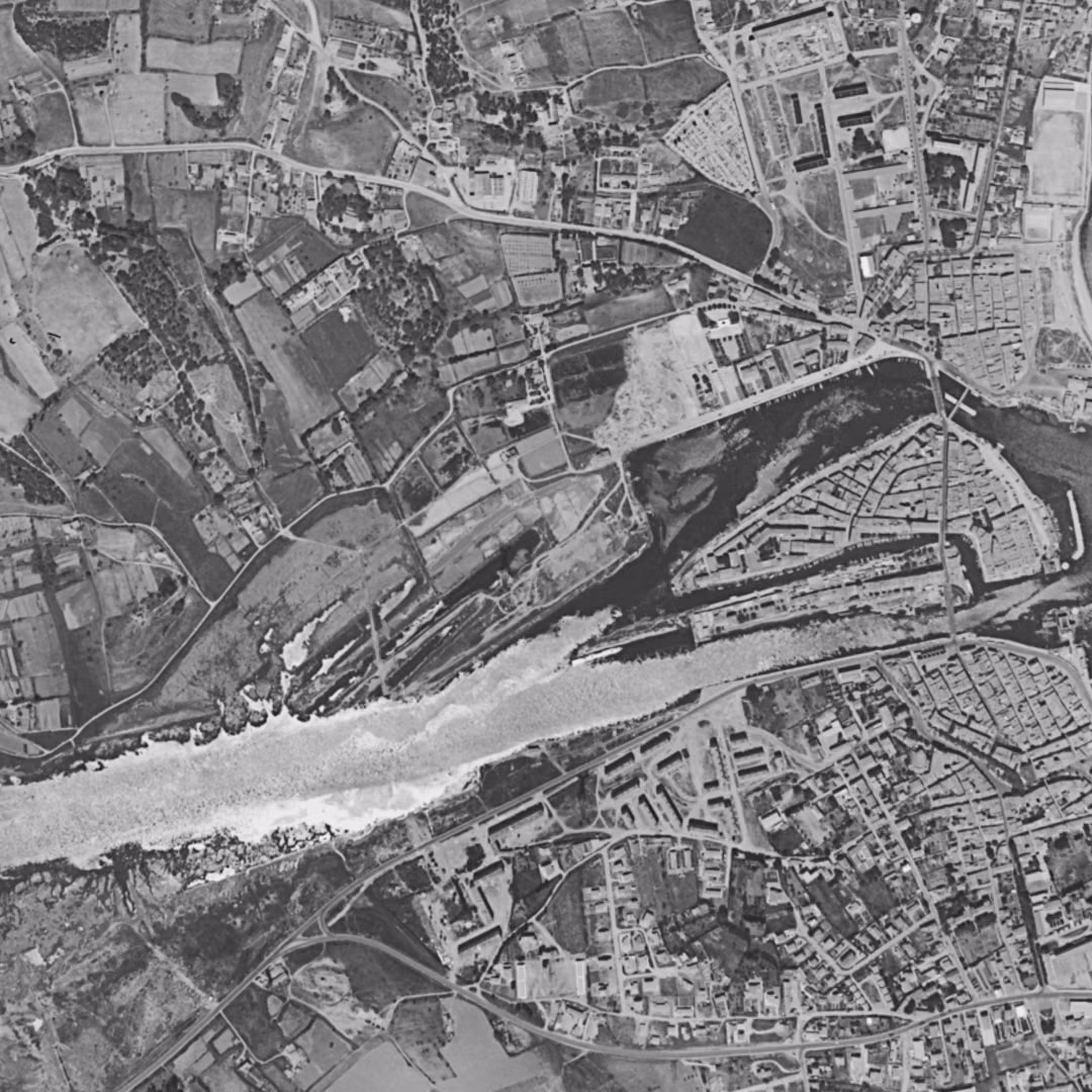 Martigues en 1960, le centre vu du ciel, au même cadrage