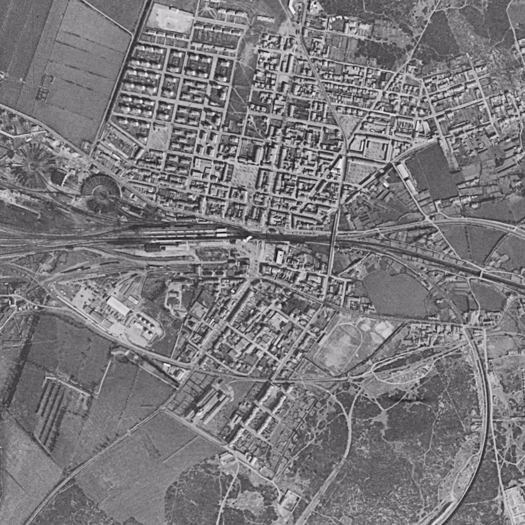 Miramas en 1955, le centre vu du ciel, au même cadrage