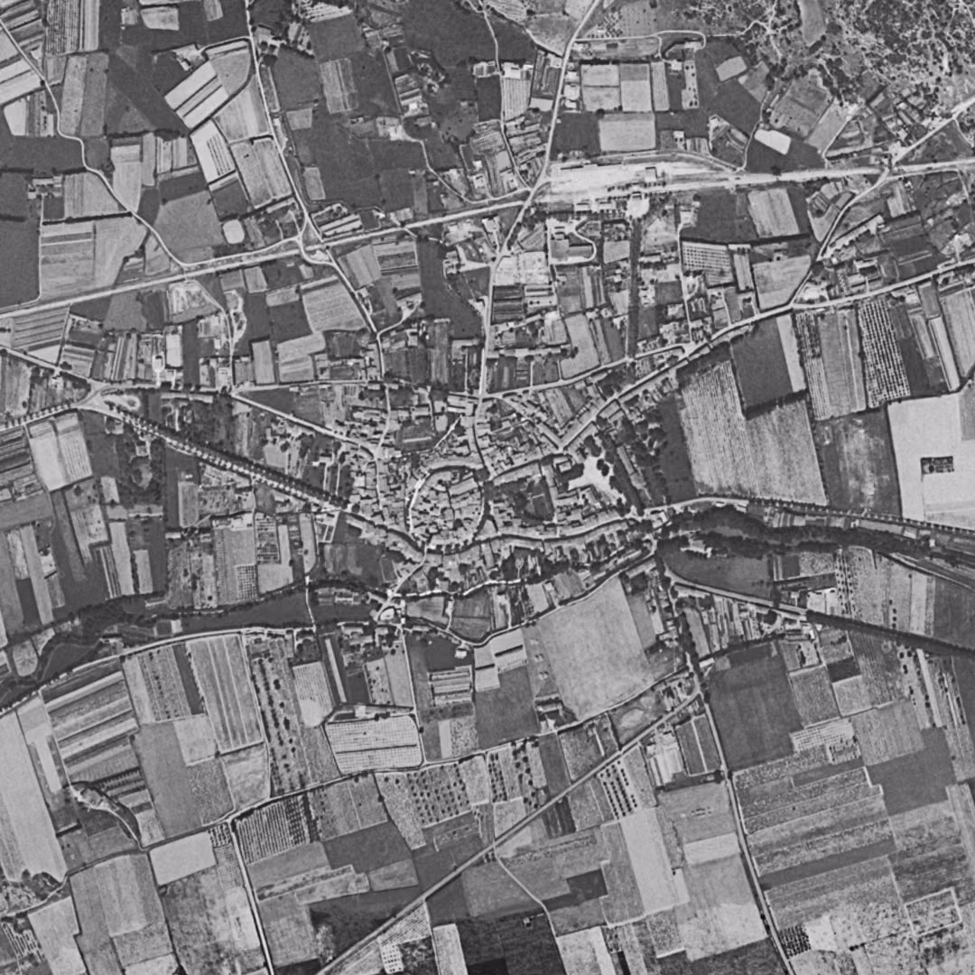 Pélissanne en 1958, le centre vu du ciel, au même cadrage