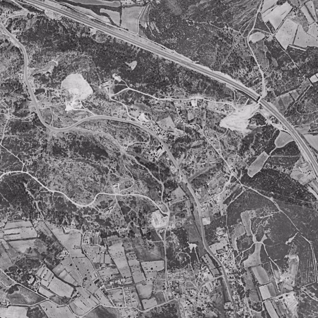 Les Pennes-Mirabeau en 1960, le centre vu du ciel, au même cadrage
