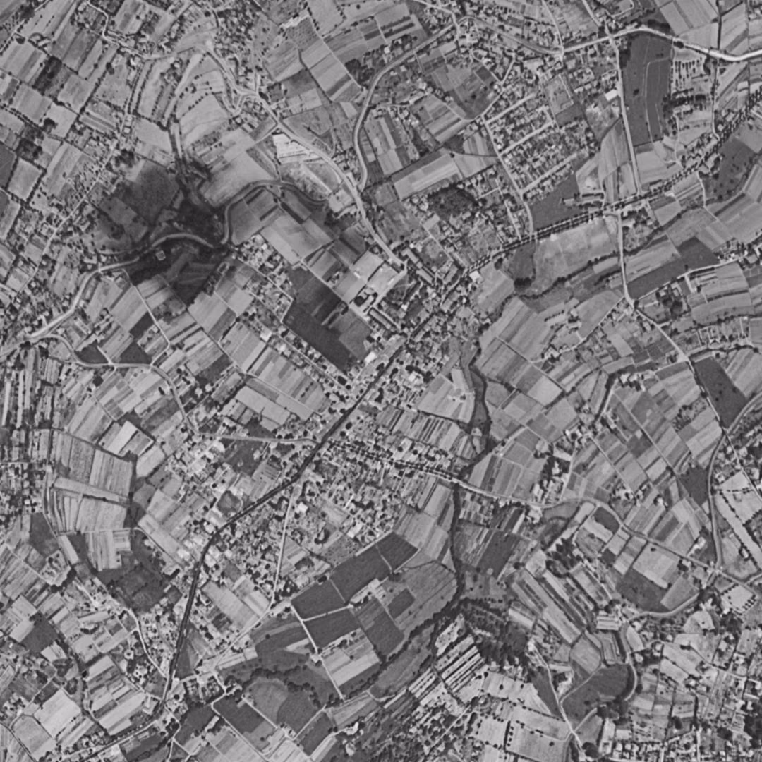 Plan-de-Cuques en 1955, le centre vu du ciel, au même cadrage
