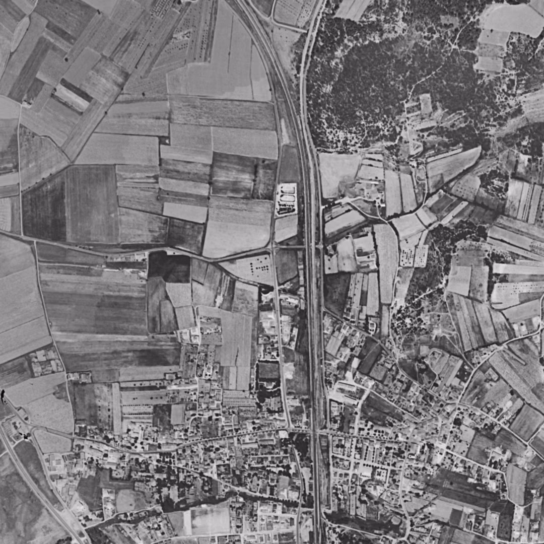 Rognac en 1960, le centre vu du ciel, au même cadrage