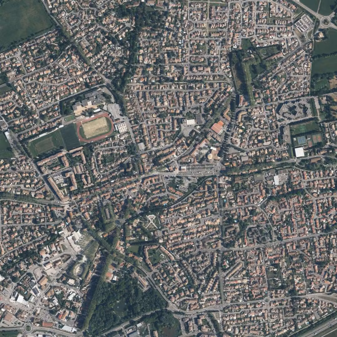 Saint-Martin-de-Crau aujourd'hui, le centre vu du ciel
