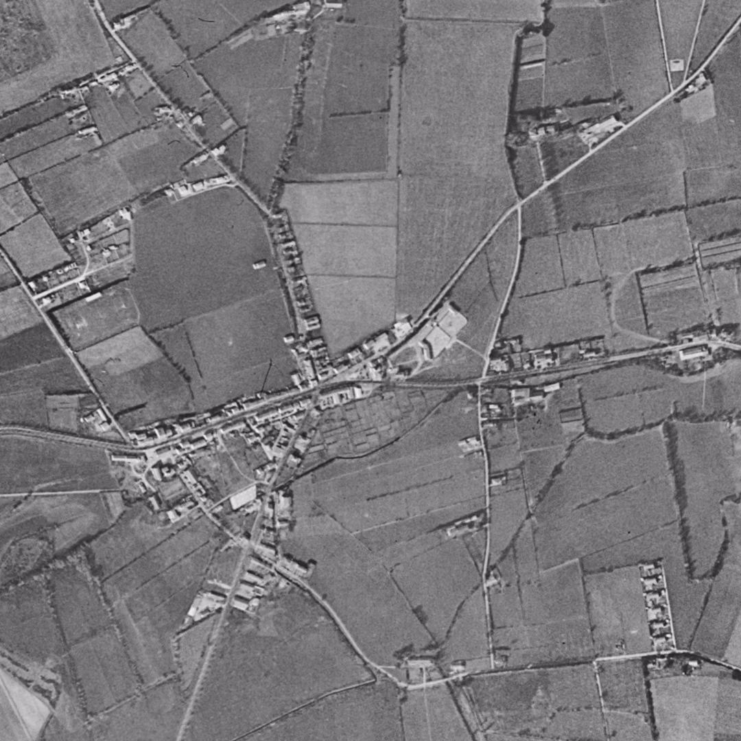Saint-Martin-de-Crau en 1955, le centre vu du ciel, au même cadrage