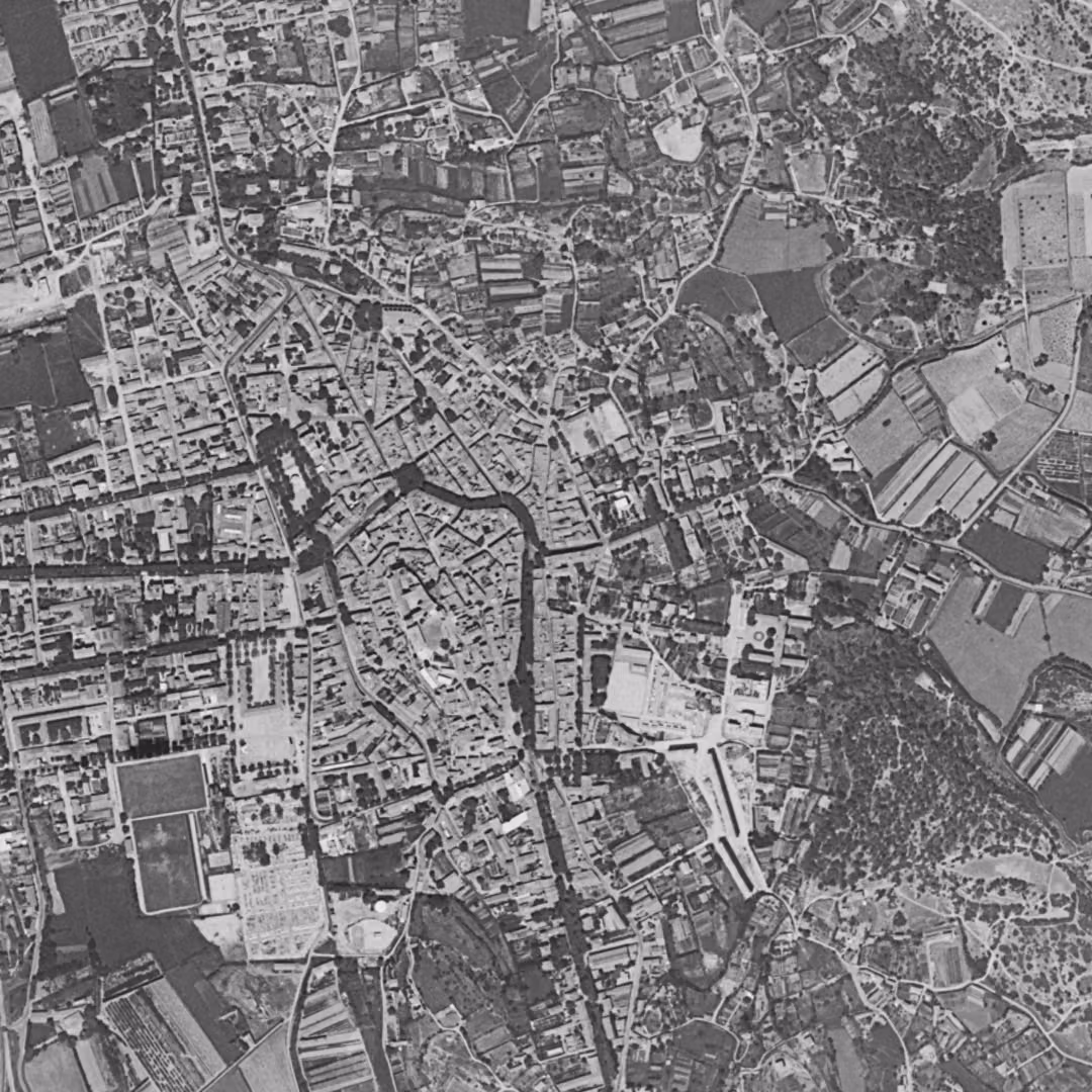 Salon-de-Provence en 1958, le centre vu du ciel, au même cadrage