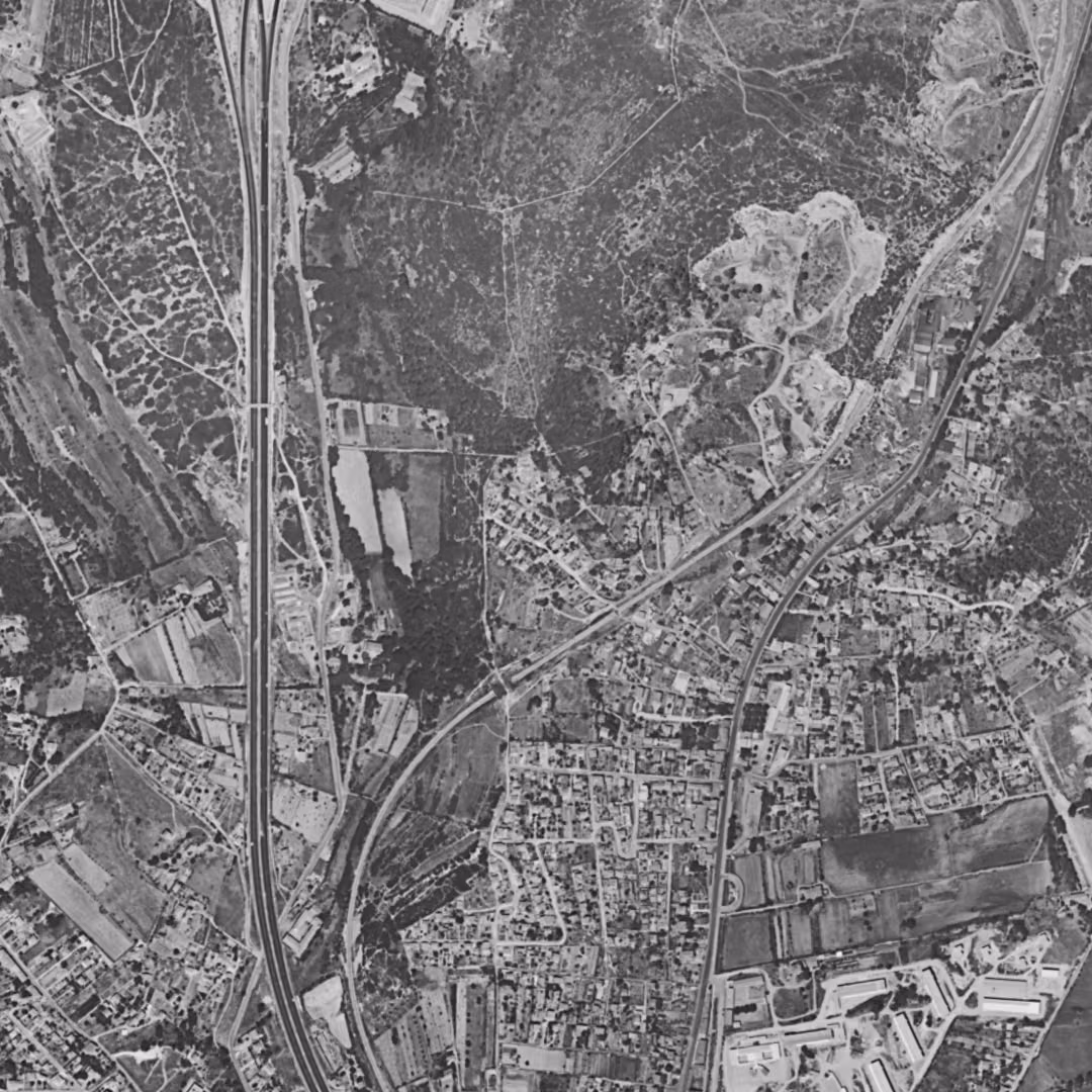 Septèmes-les-Vallons en 1960, le centre vu du ciel, au même cadrage