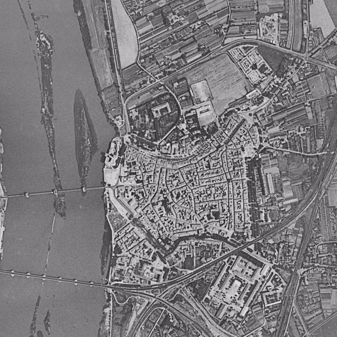 Tarascon en 1955, le centre vu du ciel, au même cadrage
