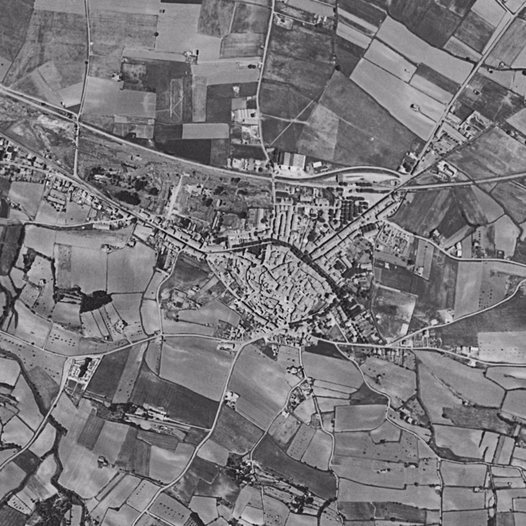 Trets en 1960, le centre vu du ciel, au même cadrage