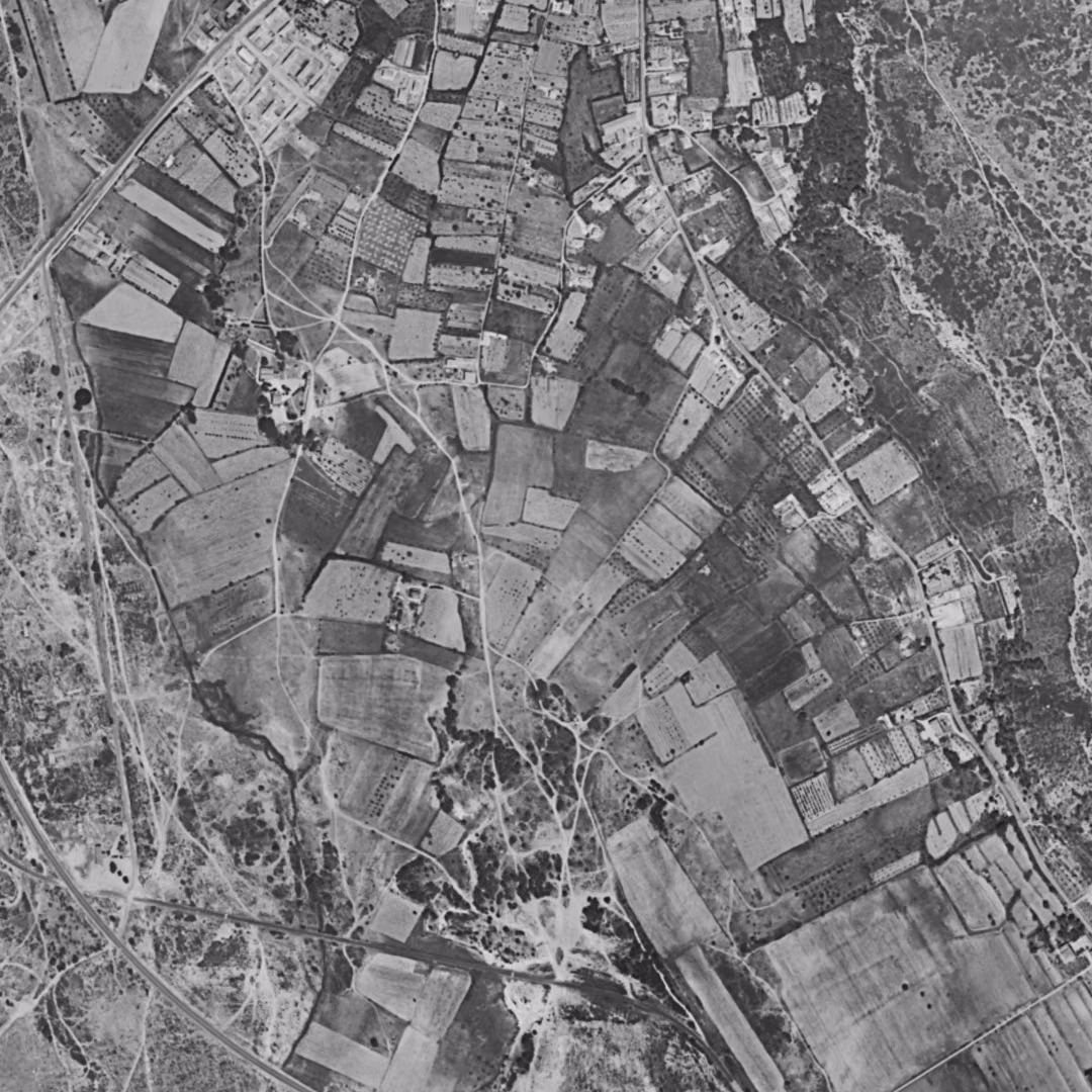 Vitrolles en 1960, le centre vu du ciel, au même cadrage