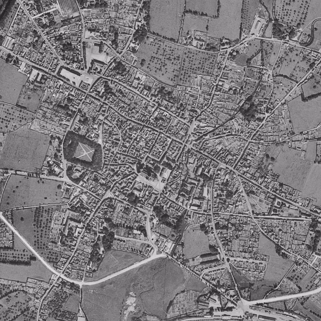 Bayeux en 1947, le centre vu du ciel, au même cadrage