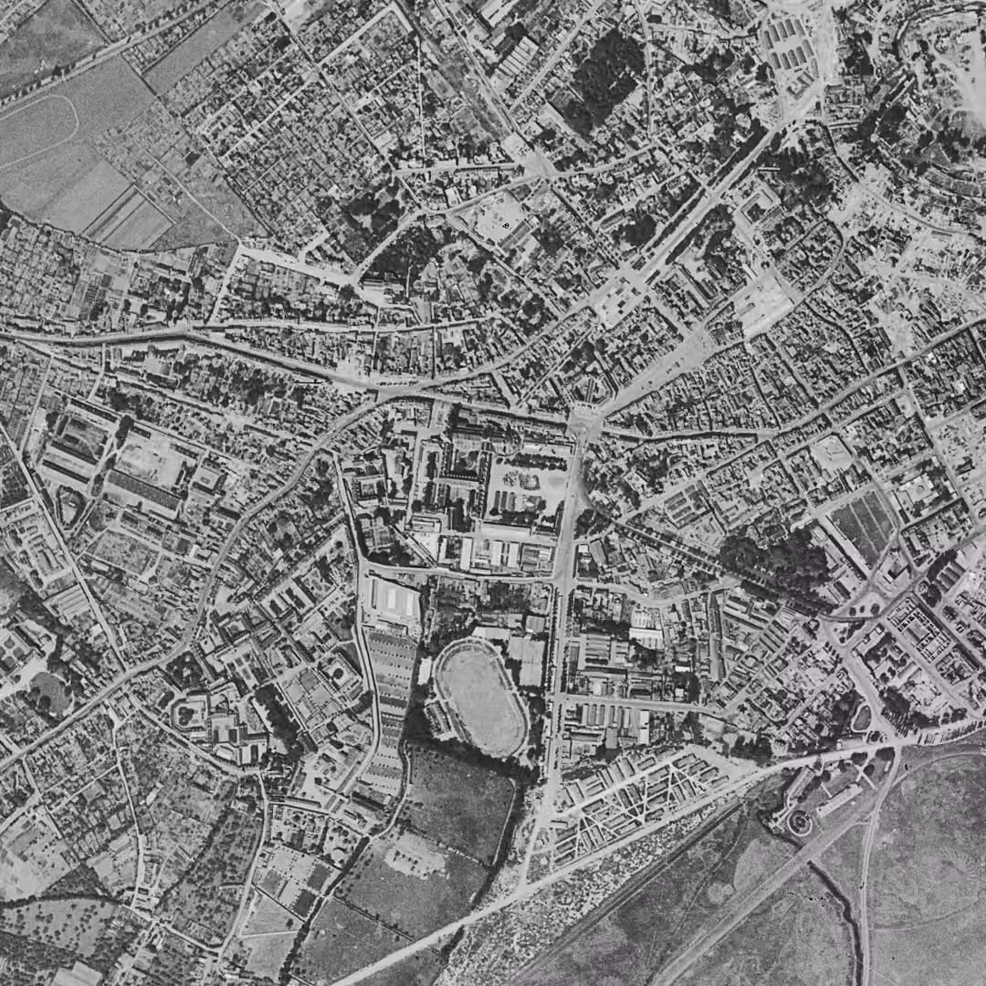 Caen en 1947, le centre vu du ciel, au même cadrage