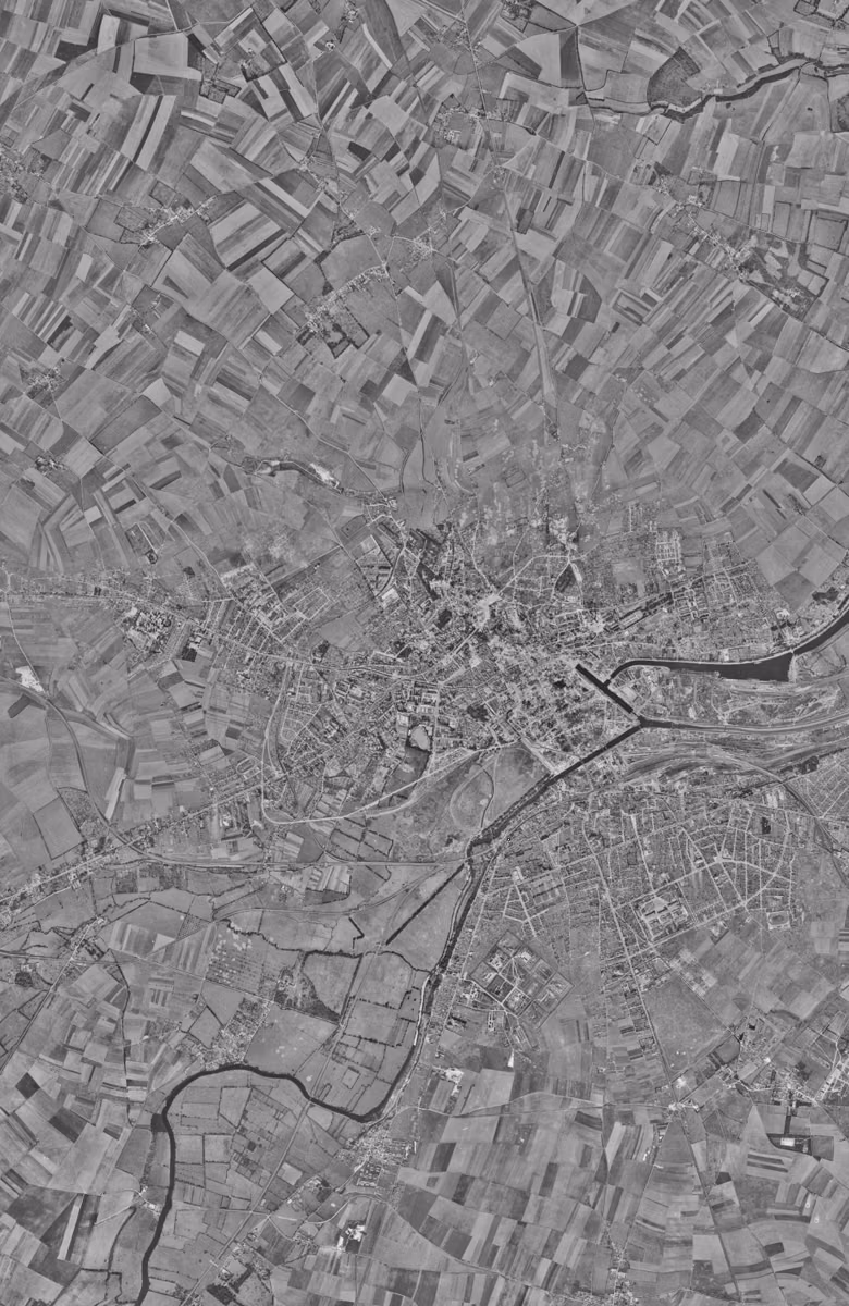Caen en 1947, le territoire vu du ciel, au même cadrage