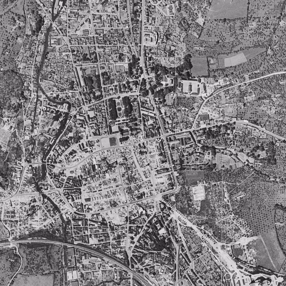 Lisieux en 1947, le centre vu du ciel, au même cadrage
