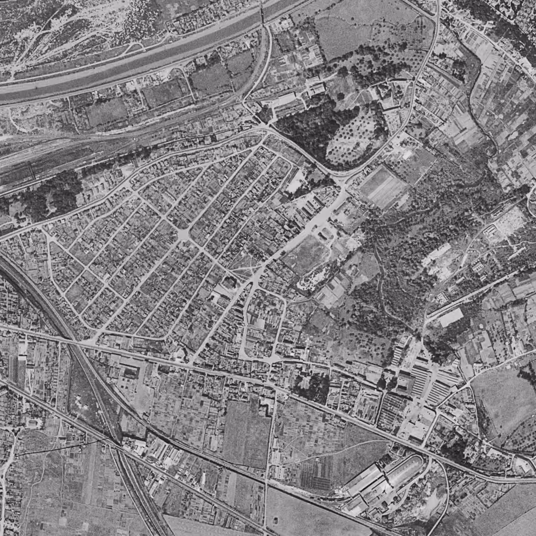 Mondeville en 1947, le centre vu du ciel, au même cadrage