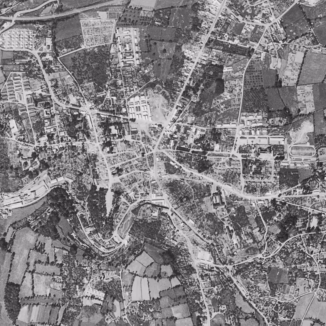 Vire Normandie en 1947, le centre vu du ciel, au même cadrage