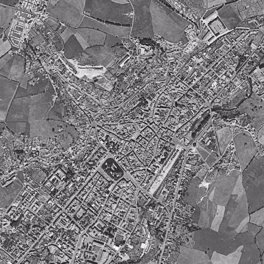 Aurillac en 1956, le centre vu du ciel, au même cadrage