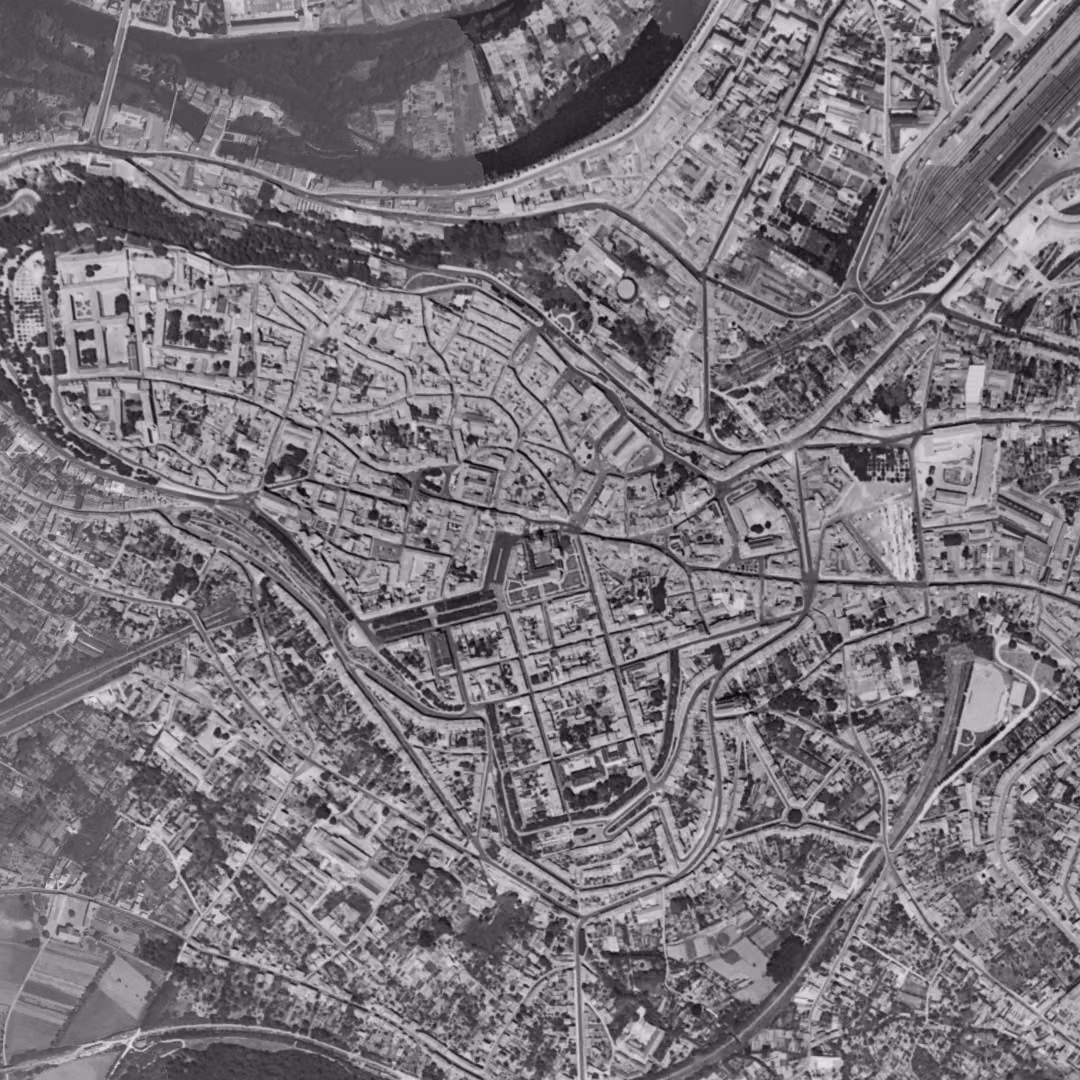 Angoulême en 1959, le centre vu du ciel, au même cadrage