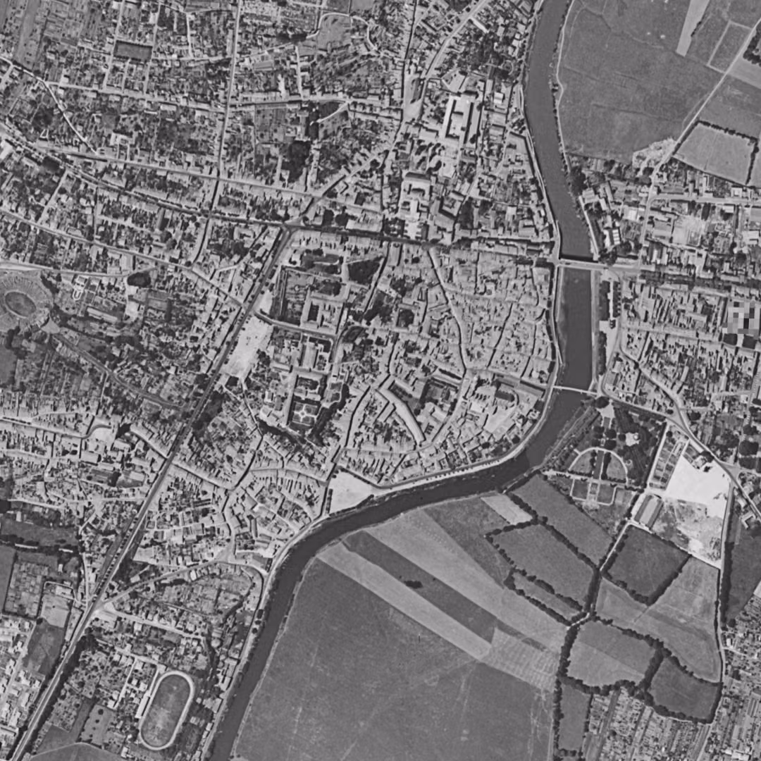 Saintes en 1957, le centre vu du ciel, au même cadrage