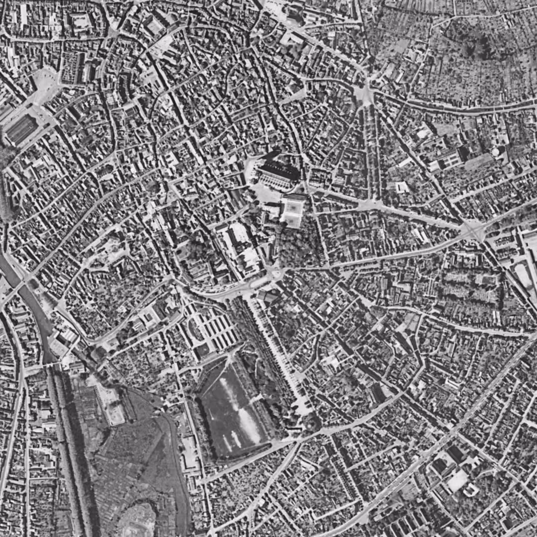 Bourges en 1959, le centre vu du ciel, au même cadrage