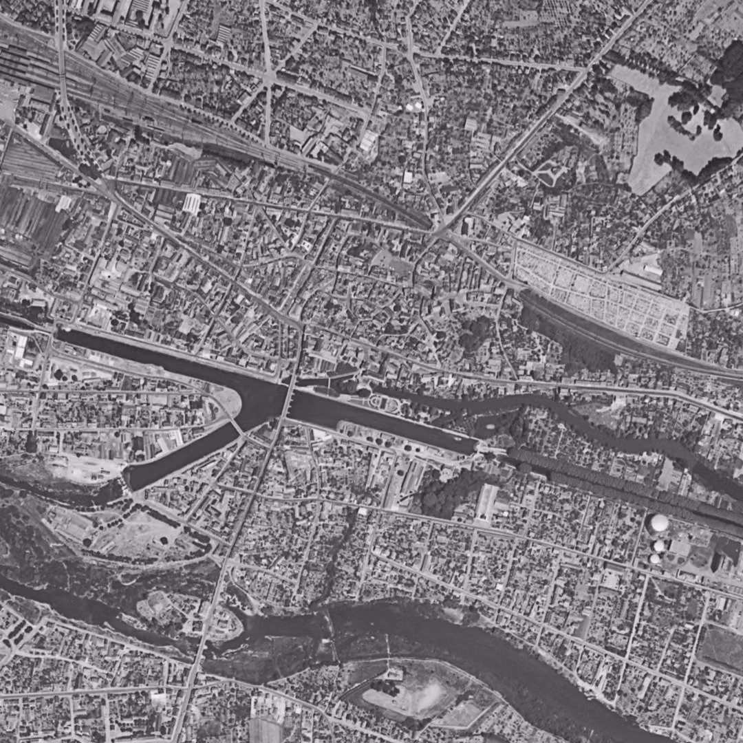 Vierzon en 1959, le centre vu du ciel, au même cadrage