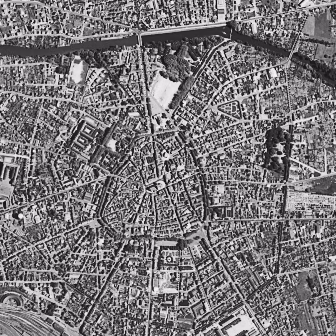 Brive-la-Gaillarde en 1959, le centre vu du ciel, au même cadrage