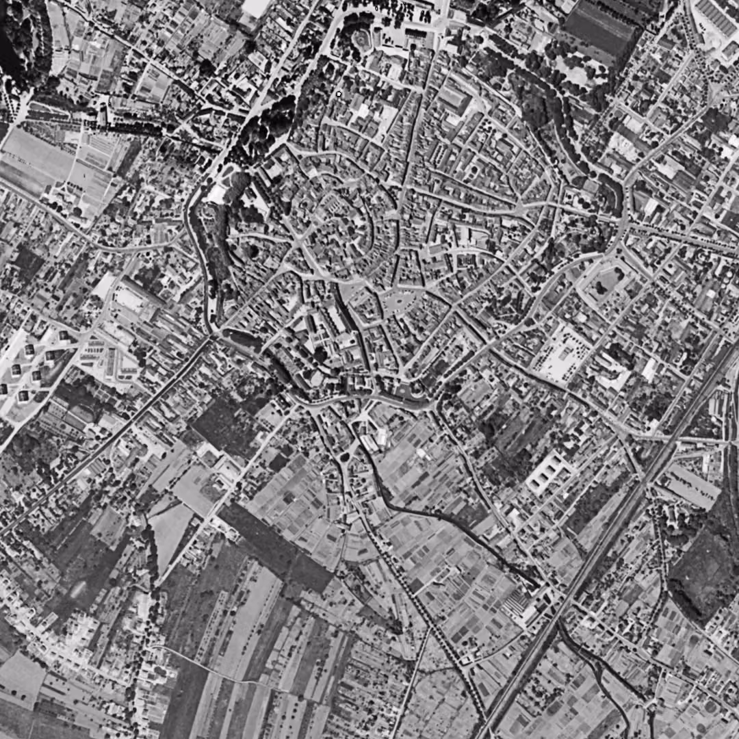 Beaune en 1962, le centre vu du ciel, au même cadrage