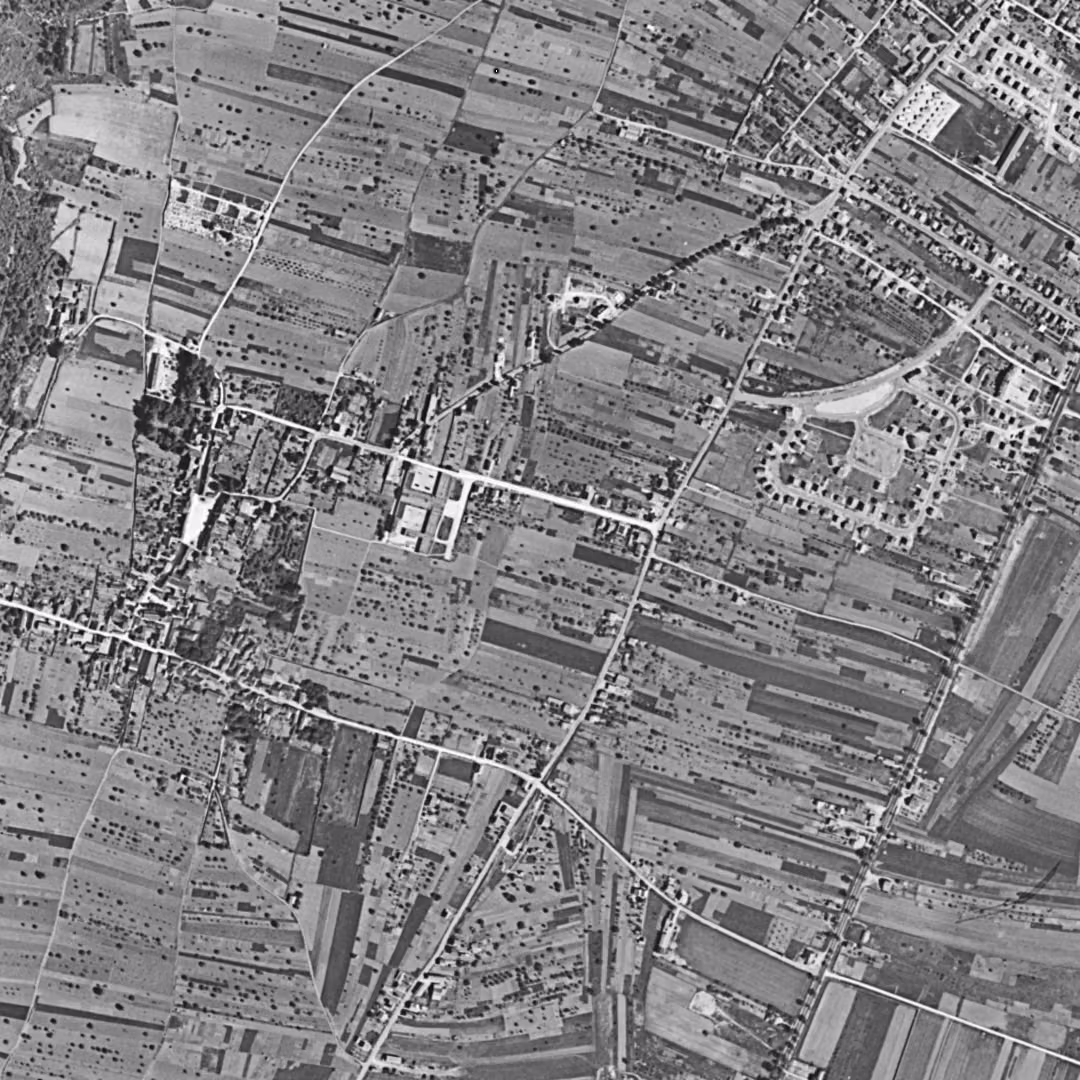 Chenôve en 1953, le centre vu du ciel, au même cadrage