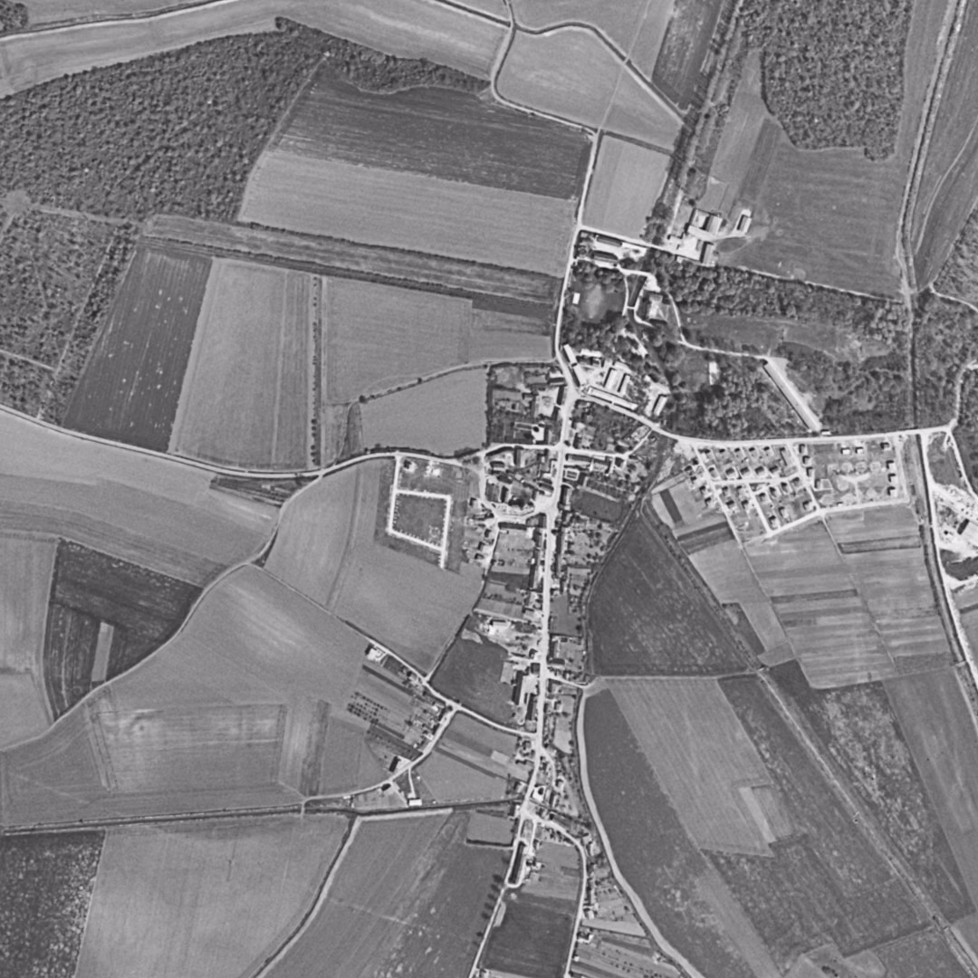 Chevigny-Saint-Sauveur en 1962, le centre vu du ciel, au même cadrage
