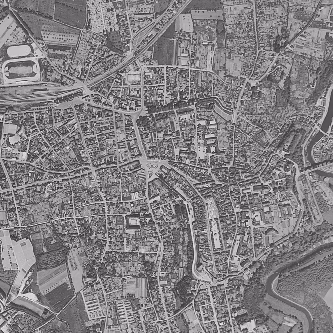 Dinan en 1952, le centre vu du ciel, au même cadrage