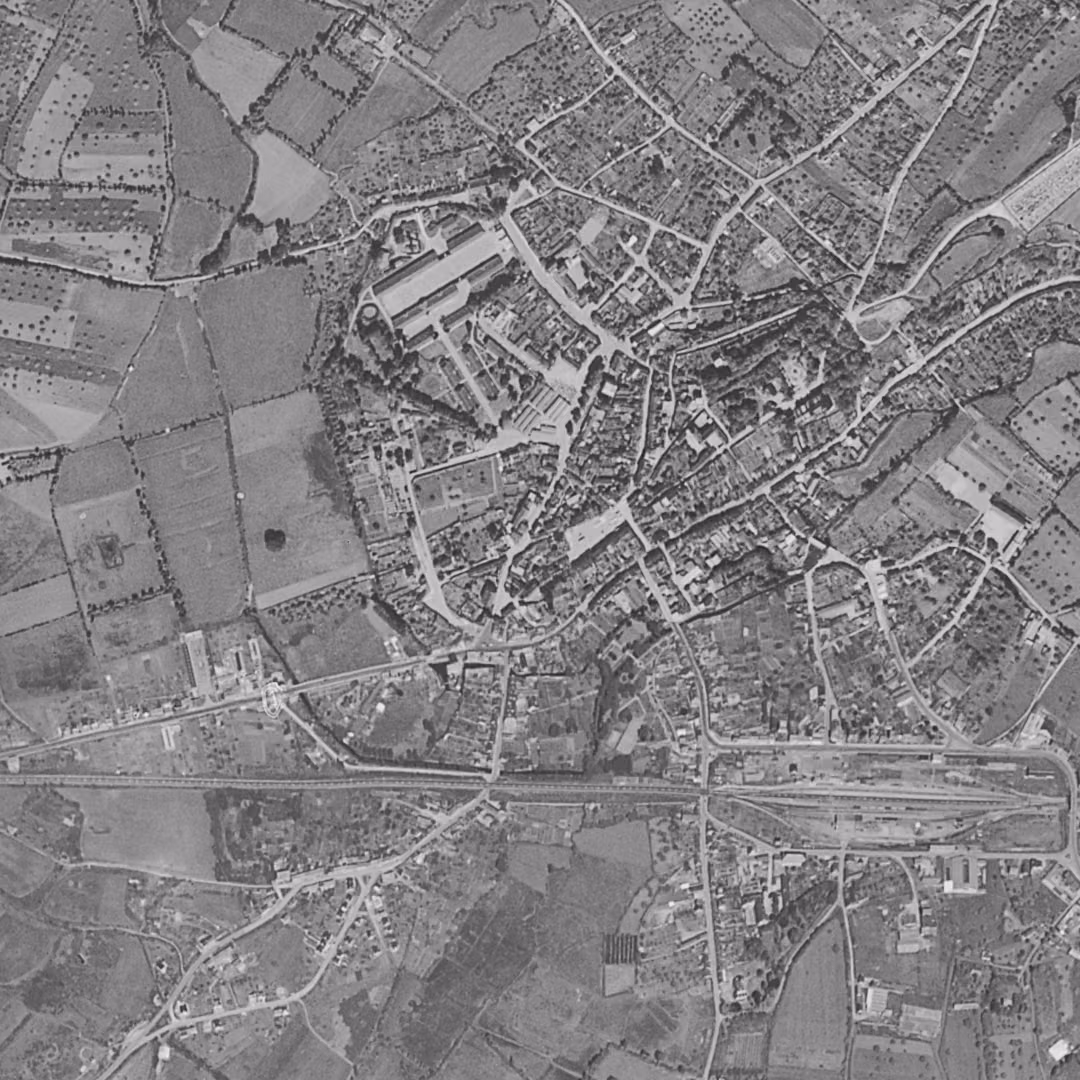 Lamballe-Armor en 1952, le centre vu du ciel, au même cadrage
