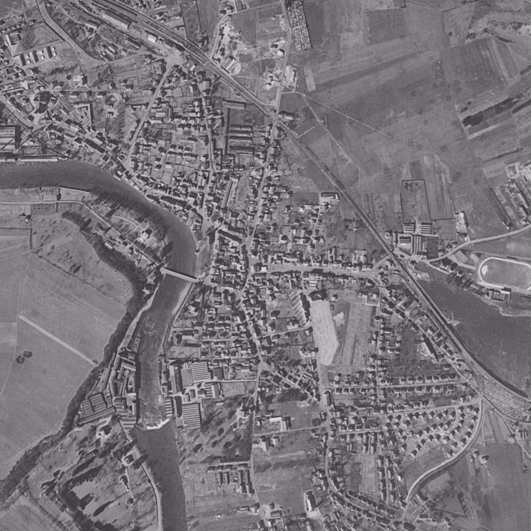 Audincourt en 1956, le centre vu du ciel, au même cadrage