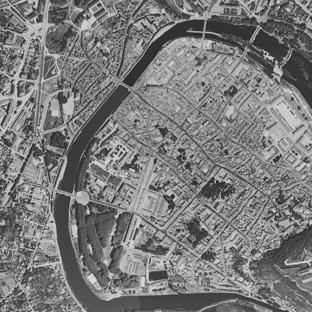 Besançon en 1956, le centre vu du ciel, au même cadrage