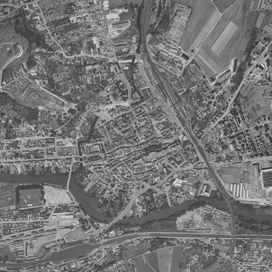 Montbéliard en 1961, le centre vu du ciel, au même cadrage