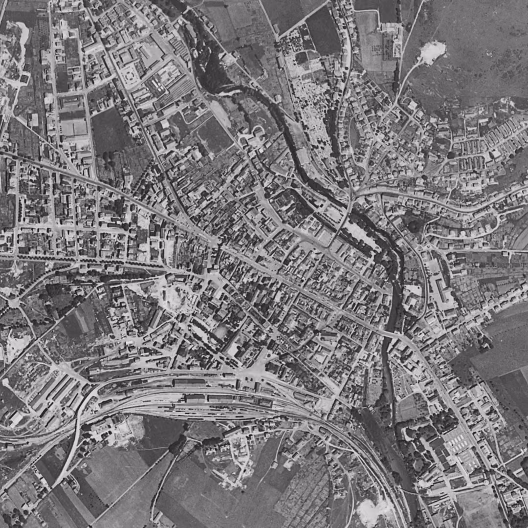 Pontarlier en 1956, le centre vu du ciel, au même cadrage
