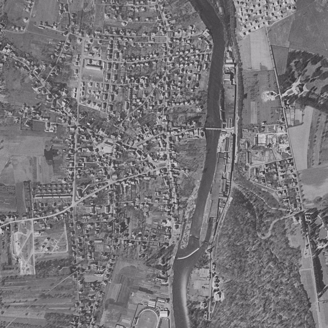 Valentigney en 1956, le centre vu du ciel, au même cadrage