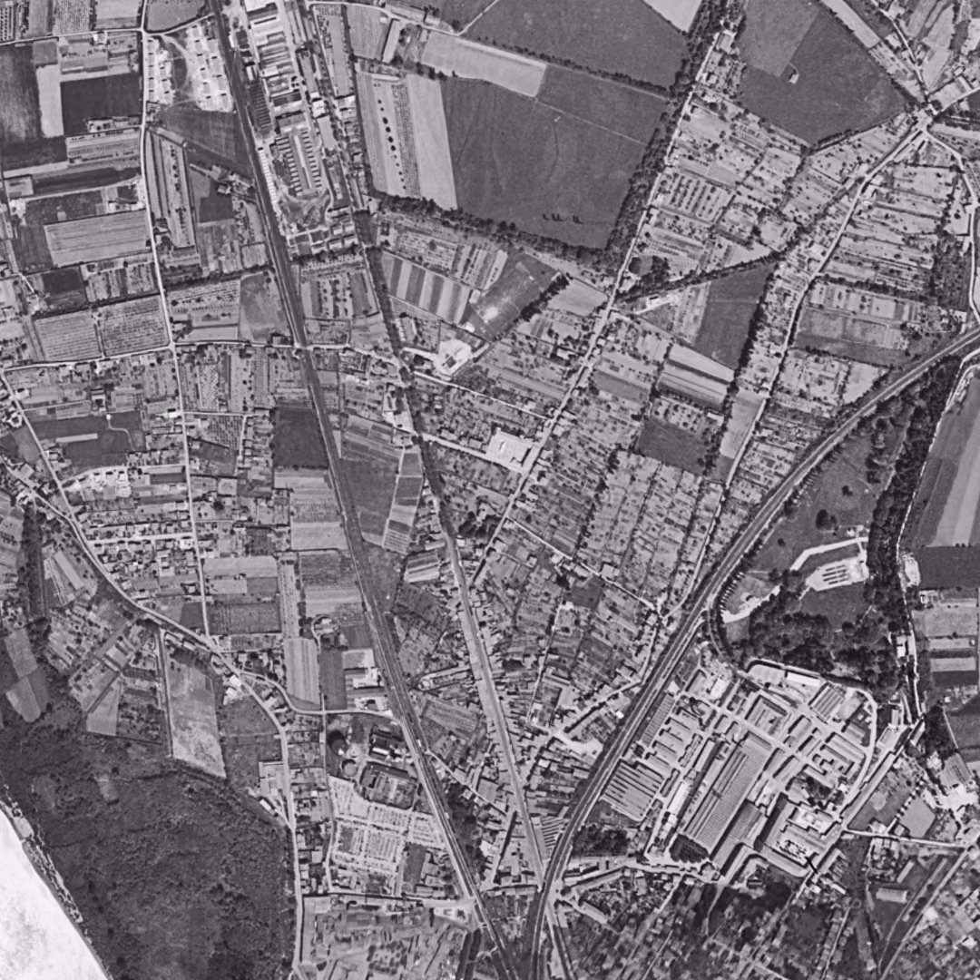Bourg-lès-Valence en 1954, le centre vu du ciel, au même cadrage