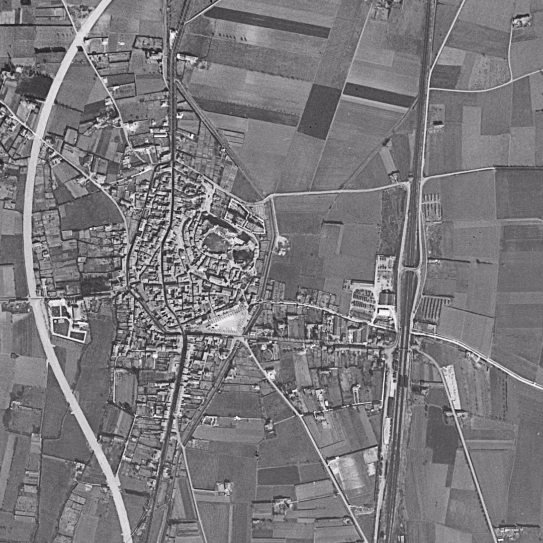 Pierrelatte en 1955, le centre vu du ciel, au même cadrage