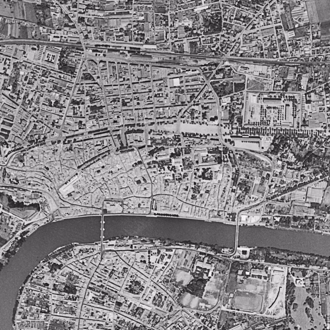 Romans-sur-Isère en 1958, le centre vu du ciel, au même cadrage